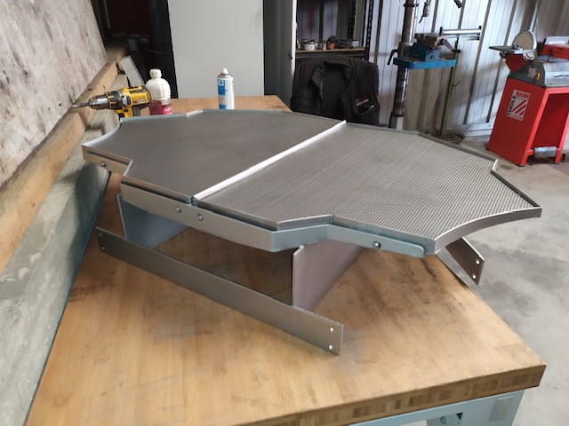 Table de pressage en métal – Réalisé par IDC – Inox Design Création - métallurgie & chaudronnerie Saint Lô manche